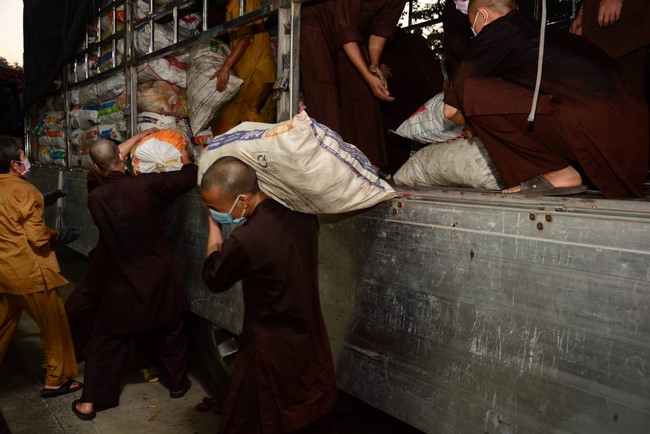 Continuing to support people in need in the Covid-19 pandemic of Hoang Phap Pagoda (series 2)